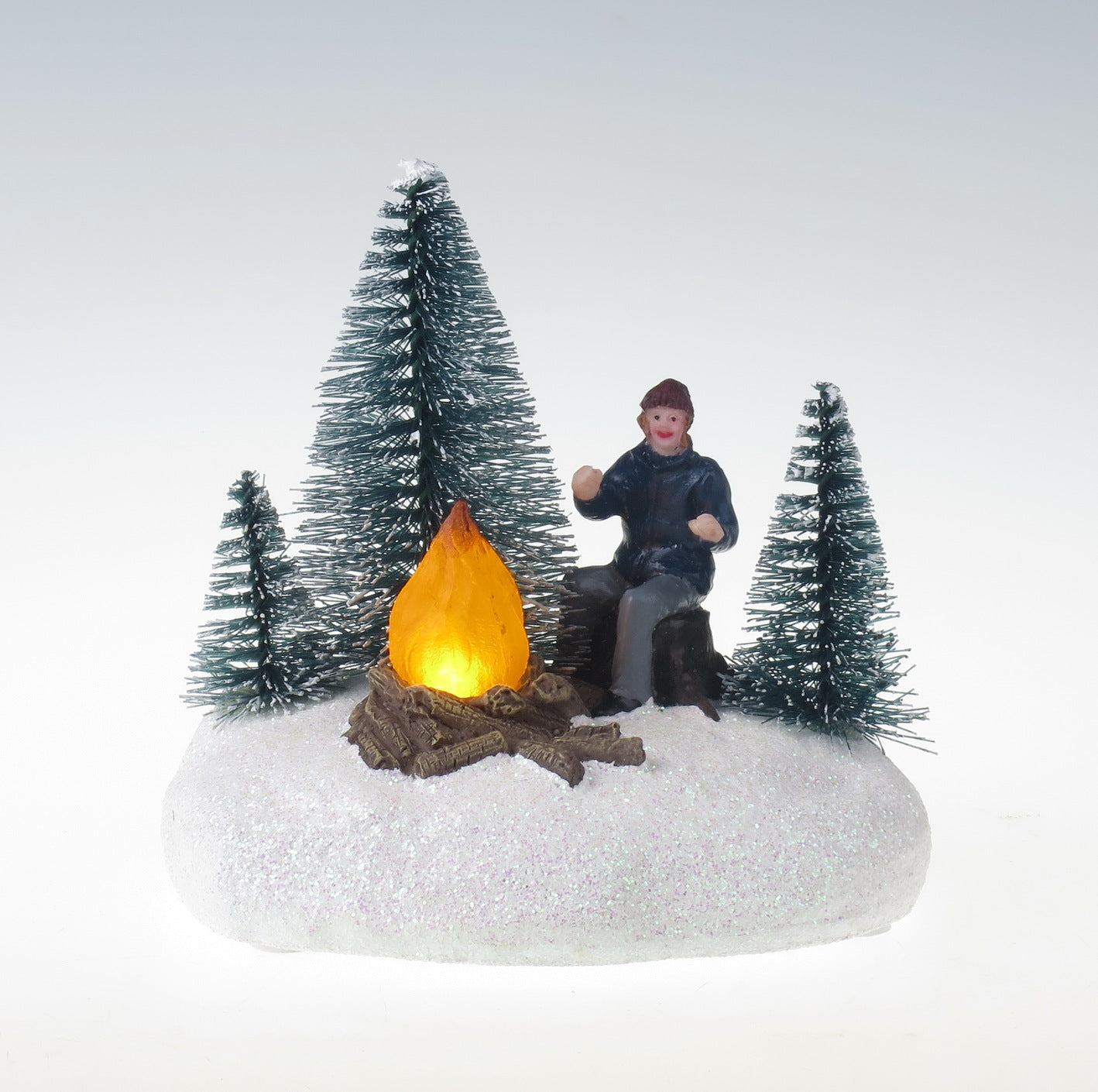 Homme avec feu de joie et arbres - Supplément Village de Noël