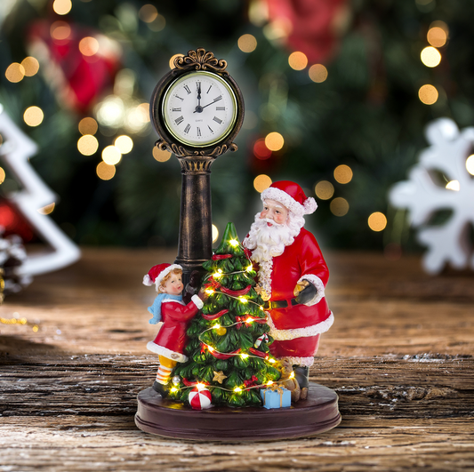 Père Noël et enfant décoration du sapin de Noël