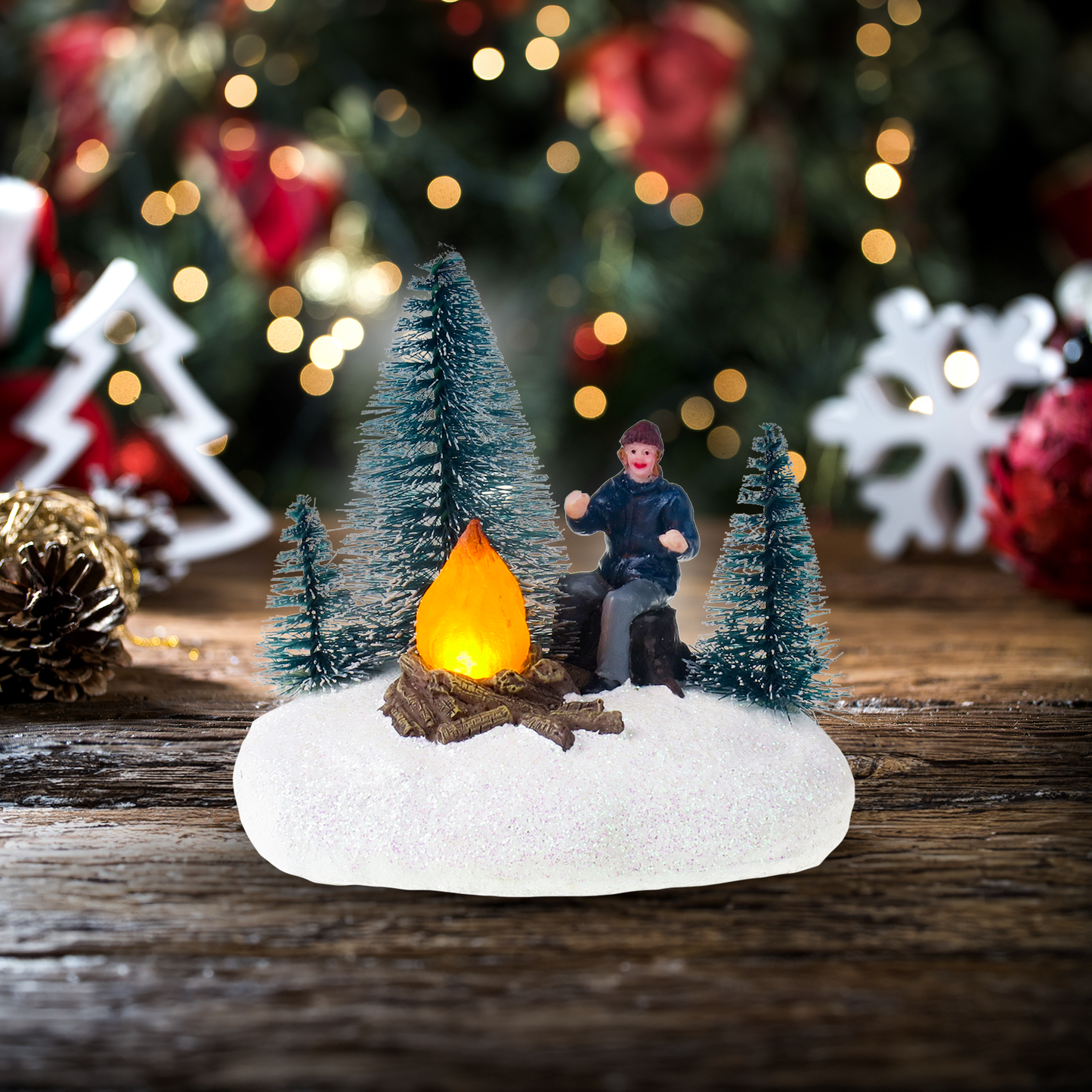 Homme avec feu de joie et arbres - Supplément Village de Noël