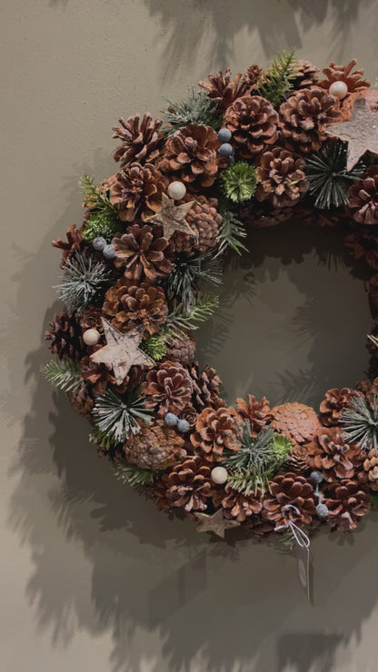 Couronne avec pommes de pin et détails marron